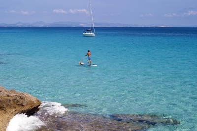 Standup-Paddler vor Formentera (Public Domain / Pixabay)  Public Domain 
Infos zur Lizenz unter 'Bildquellennachweis'